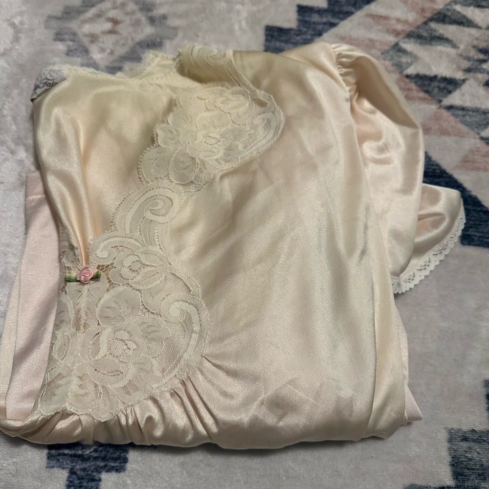 Vanity Fair Elegant Vintage  Cream Nightgown with Lace Detail sz XXXL - Picture 9 of 9